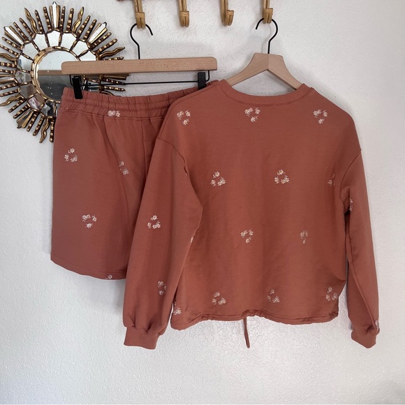 Solitaire Embroidered Daisy Sweatshirt And Shorts Set - Picture 4 of 8